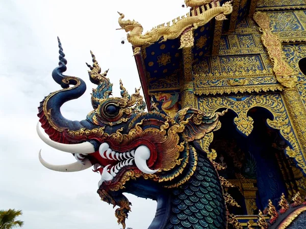 Τσιάνγκ Ράι Ταϊλάνδη Ιουνίου 2017 Wat Rong Suea Ten Δράκος — Φωτογραφία Αρχείου