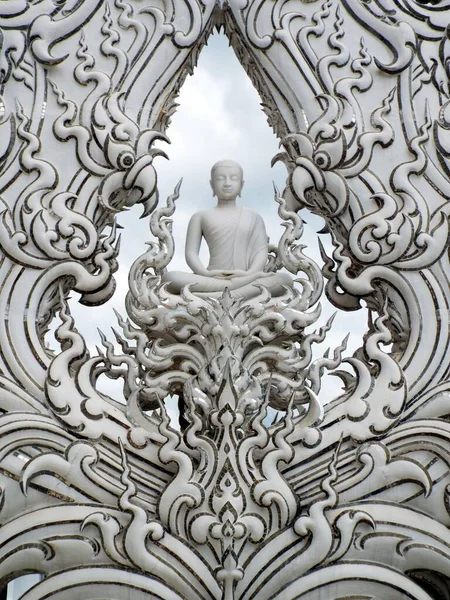 2017 Wat Rong Khun 치앙라이에 화이트 템플의 조각품의 Don Chalermchai — 스톡 사진