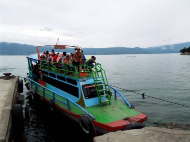 Pulau Samosir, Toba Gölü, Sumatra, Endonezya, 13 Ocak 2018: Toba Gölü 'nden geçen kalabalık feribotlardan biri, Pulau Samosir. Endonezya
