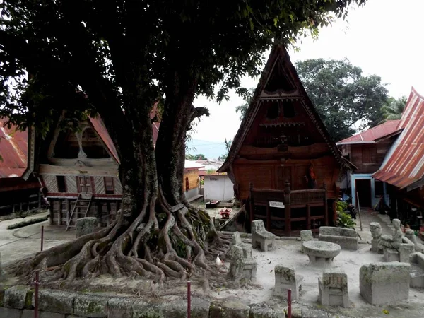 プラウ サモア 鳥羽湖 スマトラ島 インドネシア 2018年1月13日 プラウ サモアの鳥羽湖にあるフタ サラガン古代バタック村の中央中庭にある大きな木の根の横にある石のテーブルと椅子 インドネシア — ストック写真