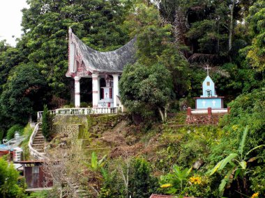 Pulau Samosir, Toba Gölü, Sumatra, Endonezya, 13 Ocak 2018: Bir dağın yamacında, yanında Toba Gölü, Pulau Samosir 'de başka bir mezar bulunan Katolik bir ailenin mozolesi. Endonezya