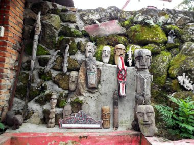 Pulau Samosir, Toba Gölü, Sumatra, Endonezya, 13 Ocak 2018: Toba Gölü, Pulau Samosir 'in dışındaki farklı ahşap oymalar. Endonezya