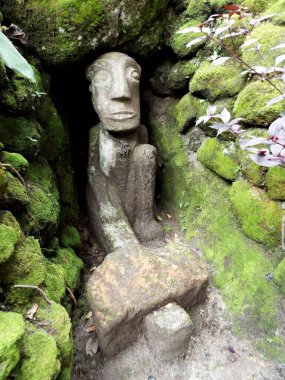 Pulau Samosir, Toba Gölü, Sumatra, Endonezya, 13 Ocak 2018: Toba Gölü, Pulau Samosir 'deki antik bir megalitik yerleşim bölgesinde insan şeklinde taş heykel. Endonezya