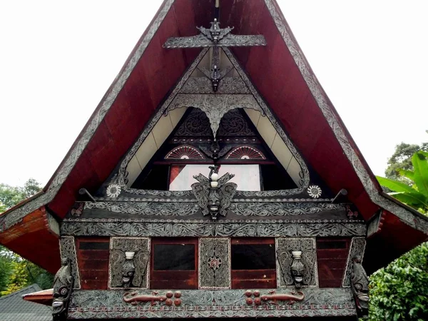 プラウ サモア 鳥羽湖 スマトラ インドネシア 2018年1月12日 トバ湖 プラウ サモアの典型的な華やかな装飾伝統的な木造家屋 インドネシア — ストック写真