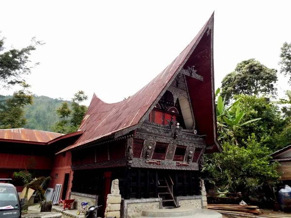プラウ サモア 鳥羽湖 スマトラ島 インドネシア 2018年1月12日 プラウ サモアの鳥羽湖にある伝統的な木造家屋 インドネシア — ストック写真