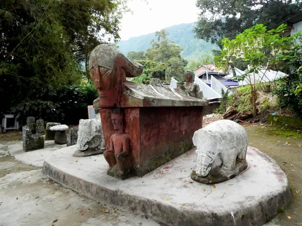 Pulau Samosir Tobasee Sumatra Indonesien Januar 2018 Skulpturen Aus Rotem — Stockfoto