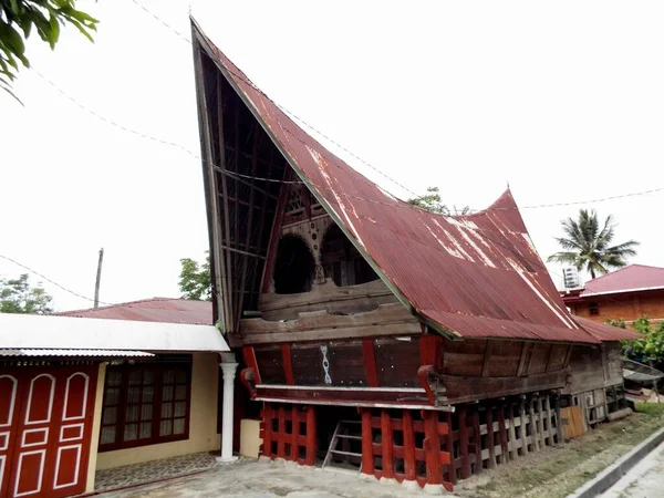 プラウ サモア 鳥羽湖 スマトラ島 インドネシア 2018年1月13日 プラウ サモア 鳥羽湖の伝統的な木造家屋 インドネシア — ストック写真