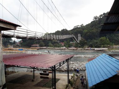 Endonezya 'nın Kuzey Sumatra bölgesindeki Bukit Lawang' da Bahorok Nehri 'nden geçen köprü..