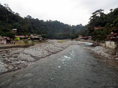Endonezya 'nın Kuzey Sumatra bölgesindeki Bukit Lawang' daki Bahorok Nehri.