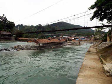 Bahorok Nehri üzerindeki tahta köprü Endonezya 'nın kuzeyindeki Bukit Lawang' dan geçerken.