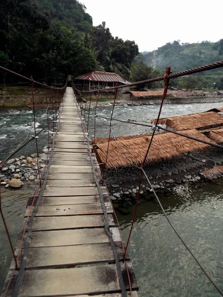 Bukit Lawang Endonezya Nın Kuzeyindeki Bahorok Nehri Nin Karşısındaki Tahta — Stok fotoğraf