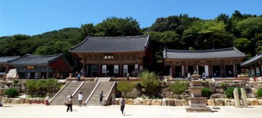 Beomeosa, Busan, Güney Kore, 27 Ağustos 2017: Beomeosa Budist Tapınağı kompleksinin merkez meydanındaki ziyaretçiler merdivenleri tırmanıyor. Busan, Kore.