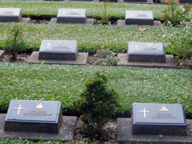 Kanchanaburi, Tayland, 26 Ocak 2013: Kanchanaburi, Tayland 'da 2. Dünya Savaşı Savaşçılarının Askeri Mezarlığı.