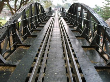 Kanchanaburi, Tayland, 26 Ocak 2013: Kwai Nehri üzerindeki köprünün demir yapısında tren rayları. 2. Dünya Savaşı, Kanchanaburi, Tayland.