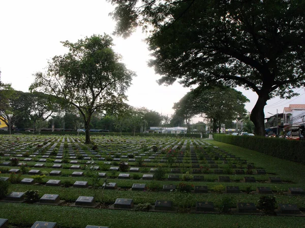 Kanchanaburi Tailandia Enero 2013 Tumbas Soldados Cementerio Militar Combatientes Del —  Fotos de Stock