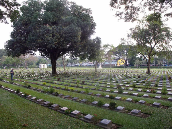 Kanchanaburi Tailândia Janeiro 2013 Homem Olha Para Uma Sepultura Cemitério — Fotografia de Stock