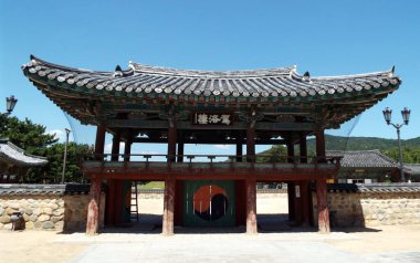 Gimhae, Busan, Güney Kore, 1 Eylül 2017: Kral Suro mezarlığına açılan kapılardan biri. Geumgwan Gaya eyaletinin efsanevi kurucusu (43 - 532)