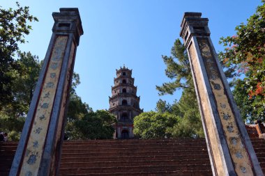 Hue, Vietnam, 15 Temmuz 2020: Celestial Lady Pagoda, Hue, Vietnam 'ın merdivenlerindeki iki kolon arasında görüş