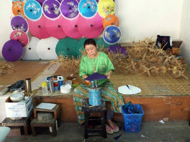 Bor Sang, Chiang Mai, Tayland, 22 Aralık 2018: Bor Sang Şemsiye Yapım Merkezi 'nde şemsiye yapmaya çalışan bir zanaatkar. El yapımı şemsiye fabrikası..