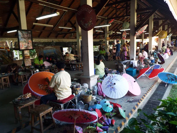 Bor Sang Chiang Mai Thaïlande Décembre 2018 Artisans Travaillant Sur — Photo