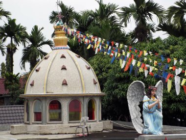 Medan, Sumatra, Endonezya, 9 Ocak 2018: Graha Maria Annai Velangkanni Kilisesi şapellerinden birinin çatısında bir melek heykeli. Medan. Endonezya.