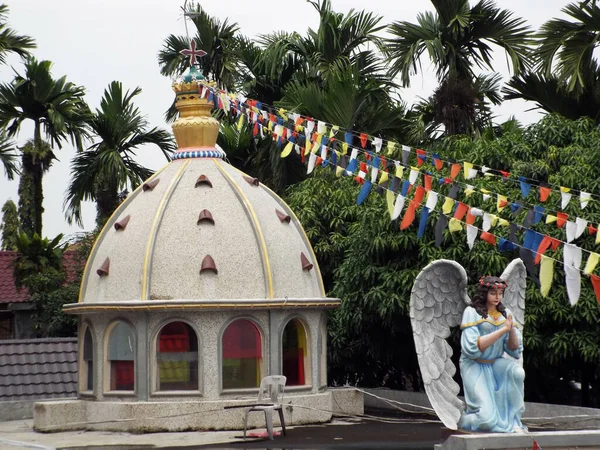 印度尼西亚苏门答腊梅当 2018年1月9日 圣玛丽亚 韦朗甘尼教堂 Graha Maria Annai Velangkanni Church 的一座教堂屋顶上的天使雕塑和穹顶雕塑 — 图库照片