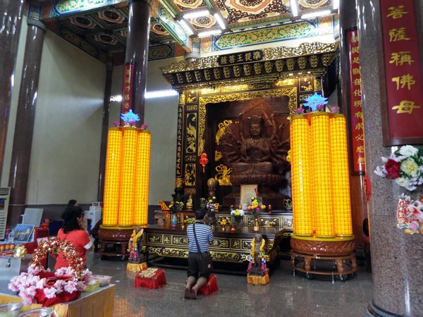 Penang Malasia Noviembre 2017 Hombre Reza Altar Templo Kek Lok — Foto de Stock