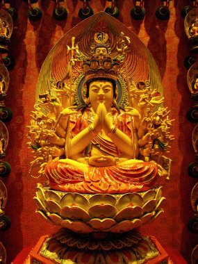 Singapur, 7 Mart 2016: Buddha Diş Kalıntısı Tapınağı 'nın ana salonunda çok kollu bir tanrının resmi. Singapur