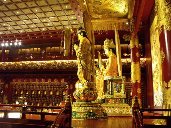 Szingapúr 2016 Március Oltár Oldalnézete Három Istenséggel Buddha Fogereklye Templom — Stock Fotó