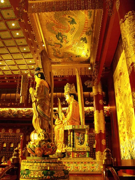 Szingapúr 2016 Március Függőleges Kilátás Oltár Oldalára Három Istenséggel Buddha — Stock Fotó