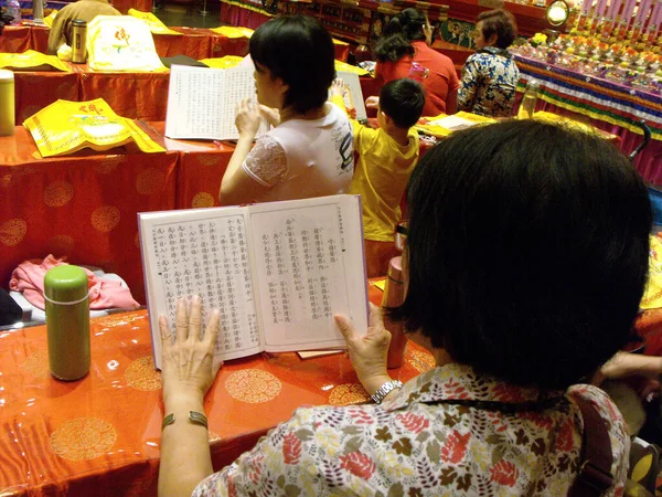 Singapore Maart 2016 Aanbidders Bidden Gebeden Uit Chinese Boeken Grote — Stockfoto
