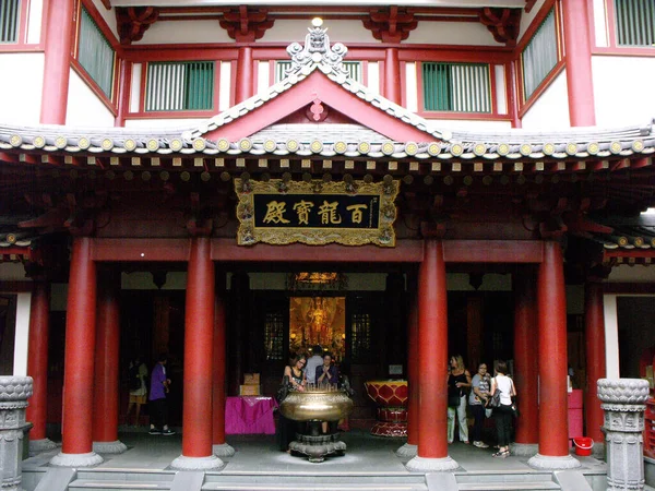 Singapur Marzo 2016 Visitantes Una Las Entradas Templo Buddha Tooth —  Fotos de Stock