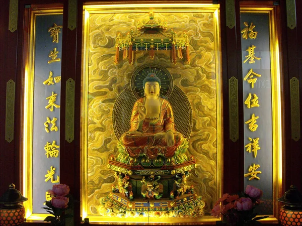 Singapur Marca 2016 Kolorowy Malowidło Złocistych Odcieniach Rzeźbą Bóstwa Budda — Zdjęcie stockowe