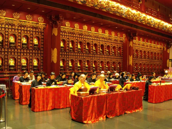 Singapur Marzo 2016 Dos Monjes Budistas Realizan Una Ceremonia Ante — Foto de Stock