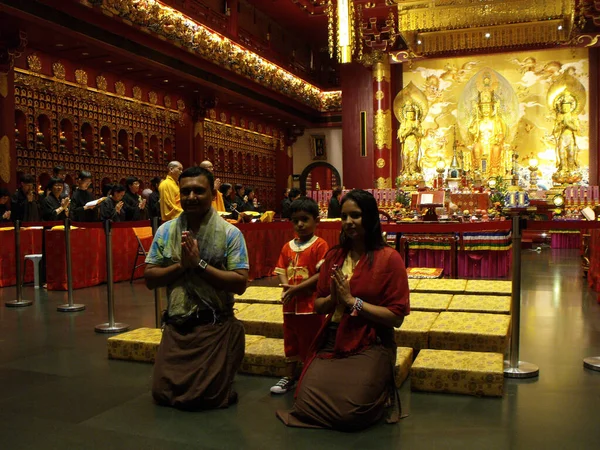 Singapura Março 2016 Uma Família Reza Salão Principal Templo Relíquia — Fotografia de Stock