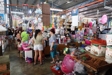 Georgetown, Penang, Malezya, 4 Ocak 2020: Malezya 'nın Georgetown kentindeki Pasar Lebuh Cecil Market' te bir ev eşyaları tezgahı çevresindeki insanlar.