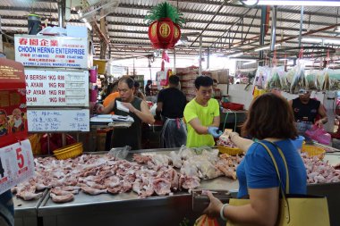 Georgetown, Penang, Malezya, 4 Ocak 2020: Bir kadın, Malezya 'nın Georgetown kentindeki Pasar Lebuh Cecil Market' te bir tavukçuya ödeme yapıyor..