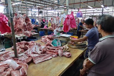 Georgetown, Penang, Malezya, 4 Ocak 2020: Bir adam siparişinin Georgetown, Malezya 'daki Pasar Lebuh Cecil Market' te teslim edilmesini bekliyor.