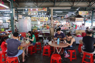 Georgetown, Penang, Malezya, 4 Ocak 2020: İnsanlar Georgetown, Malezya 'daki Pasar Lebuh Cecil Market' in masalarında yemek yiyorlar.