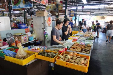 Georgetown, Penang, Malezya, 4 Ocak 2020: Georgetown, Malezya 'daki Pasar Lebuh Cecil Market' te müşterileri bekleyen iki tezgahtar.