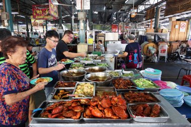 Georgetown, Penang, Malezya, 4 Ocak 2020: Malezya 'nın Georgetown kentindeki Pasar Lebuh Cecil Market' te yemek servisi.