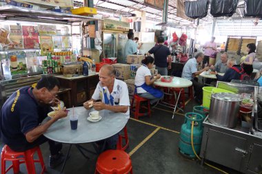Georgetown, Penang, Malezya, 4 Ocak 2020: Georgetown, Malezya 'daki Pasar Lebuh Cecil Market' in yanındaki masalarda çok sayıda insan.
