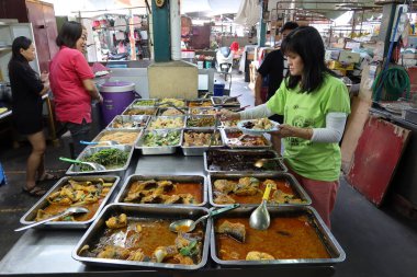 Georgetown, Penang, Malezya, 4 Ocak 2020: Bir kadın, Malezya 'nın Georgetown kentindeki Pasar Lebuh Cecil Market' te ücretsiz hizmet sunmaktadır..