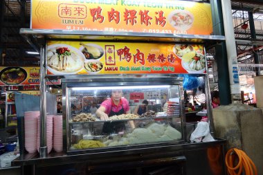 Georgetown, Penang, Malezya, 4 Ocak 2020: Bir adam malını Georgetown, Malezya 'daki Pasar Lebuh Cecil Market' teki ördek erişte dükkanından sipariş ediyor..