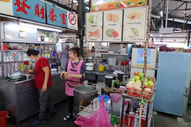 Georgetown, Penang, Malezya, 4 Ocak 2020: Malezya 'nın Georgetown kentindeki Pasar Lebuh Cecil Market' te iki kadın içecek hazırlıyor.
