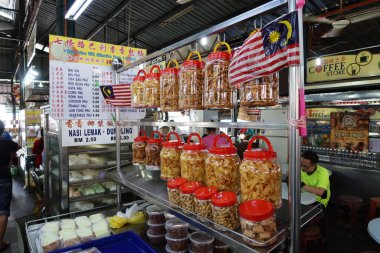 Georgetown, Penang, Malezya, 4 Ocak 2020: Georgetown, Malezya 'daki Pasar Lebuh Cecil Pazarı' ndaki bir tezgahta ürün ambalajı.