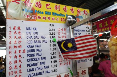 Georgetown, Penang, Malezya, 4 Ocak 2020: Malezya bayrağının önündeki fiyat listesi Georgetown, Malezya 'daki Pasar Lebuh Cecil pazarında.