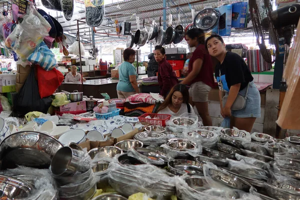 Georgetown, Penang, Malezya, 4 Ocak 2020: Malezya 'nın Georgetown kentindeki Pasar Lebuh Cecil Market' te ev ürünleri satan insanlar.