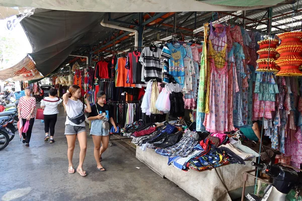 Georgetown, Penang, Malezya, 4 Ocak 2020: İnsanlar Malezya 'nın Georgetown kentindeki Pasar Lebuh Cecil Market' teki giyim mağazalarının önünden geçiyor.