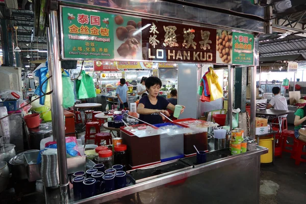 Georgetown, Penang, Malezya, 4 Ocak 2020: Bir kadın Georgetown, Malezya 'daki Pasar Lebuh Cecil Market' te soğuk bir içecek hazırlıyor.